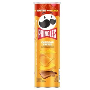 Ecco un must tra le patatine fritte made in USA. Queste Pringles Cheddar Cheese, confezionate nella loro caratteristica confezione a tubo che ne preserva la fragranza, sono al gusto di formaggio cheddar.. una vera prelibatezza!