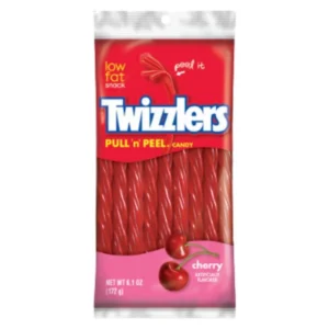 Le Twizzlers Pull N Pill Cherry da 172 gr sono caramelle gommose dal gusto di ciliegia e dal colore rosso sgargiante. La particolare struttura affusolata e ritorta fa in modo che si prestino ad essere sfilacciate e modellate in forme alquanto bizzarre. Ma alla fine vengongono comunque divorate! Sono nate per questo. Provaci anche tu! 