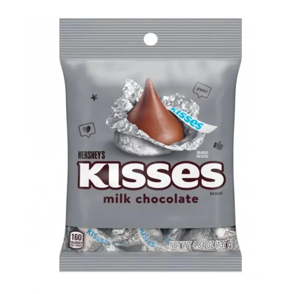 hersheys-kisses-milk-chocolate.jpg Hershey's Kisses Milk Chocolate, confezione da 137 grammi. Ogni bacio è incartato singolarmente. La forma iconica, le confezioni di alluminio festive e il gusto classico del cioccolato al latte HERSHEY'S KISSES. Dal sapore dolce come un bacio ed avvolgente come un abbraccio. Da condividere con chi vuoi tu. Ecco un dilemma: CHI ha inventato i BACI ? Baci Perugina o i Baci Hershey's Kisses Milk Chocolate ? E quali sono i più buoni ?