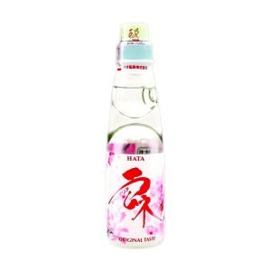Questa bevanda Ramune naturale fresca e frizzante della HataKosen solo a guardarla fa pensare al Giappone. La veste grafica infatti è ispirata ai ciliegi in fiore. Ecco qui la ricetta originale dal delicato gusto fruttato. La bevanda viene imbottigliata con il metodo tradizionale giapponese Codd. Una piccola palla di vetro, posta all’interno del collo della bottiglia, sigilla la bibita e ne mantiene inalterate l’aroma ed il sapore. Per aprire la bottiglia è necessario applicare una pressione sulla biglia con lo strumento allegato nella confezione. Ottima da sola o come base per dissetanti cocktail. L’hai mai provata?