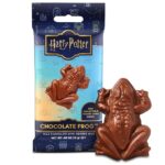 Direttamente dalla saga di Harry Potter, ecco un mix magico di cioccolato al latte e riso soffiato... la Cioccorana! Nella confezione troverai anche una figurina lenticolare di maghi e streghe della celeberrima serie (14 figurine totali). Harry Potter Chocolate Frog 15 gr è un must per ogni festività.
