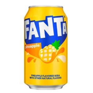 Fanta Pineapple è un’altra delle varianti di Fanta consumate oltreoceano. Il sapore dall’Ananas frizzante la rende una bevanda dalle alte capacità dissetanti. Fanta Pineapple è sicuramente una delle varianti da provare. Se collezioni lattine, dai un tocco di colore acceso con Fanta Pineapple!