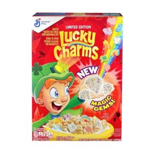 La General Mills da più di quarant’anni, firma la ricetta per uno dei cereali più apprezzati in America: i LUCKY CHARMS. Spesso escono in edizione limitata con delle divertenti varianti nella forma dei marshmallows. Il folletto verde protagonista della confezione, è di buon auspicio per tutti i suoi voraci consumatori. Tutto il sapore dell’avena con deliziosi mini marshmallows colorati. Una garanzia di gusto e qualità! Non perderteli!