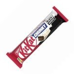 Che cos'è il Kit Kat Chunky Black And White ? E' una golosa barretta di cioccolato composta da uno strato di cioccolato bianco e pezzi croccanti di biscotto al cacao. Questa combinazione di sapori offre un ghiotto e sfizioso contrasto. È l'ideale per chi ama il cioccolato e desidera provare qualcosa di diverso dal classico gusto Kit Kat.