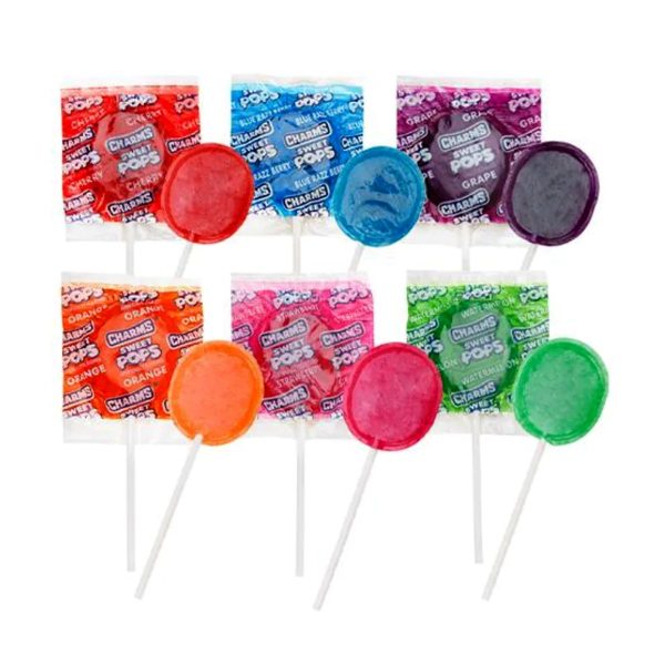 Charms Sweet Pops - 17,7 gr Ci sono i lecca-lecca e poi ci sono i pop Charms: i tradizionali pop piatti e rotondi sono una caramella classica amata da generazioni di amanti delle caramelle. Ciò che ricordiamo di loro fin dall'infanzia è che i lecca-lecca rotondi, grandi e piatti sembravano adattarsi perfettamente alla nostra bocca, coprendo completamente la lingua per un'esperienza di caramella full-immersion. La custodia di Charms Sweet Pops contiene un assortimento di sei gusti di frutta: arancia, uva, ciliegia, fragola, bacca blu Razz e anguria.