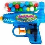 Kidsmania Candy Filled Sweet Soaker è una pistola ad acqua piena di caramelle dure e fruttate. Una volta che le caramelle sono finite, diventa una pistola ad acqua perfettamente funzionante. Finite la tua scorta di caramelle...riempi la capsula vuota con acqua e sei pronto per bagnare i tuoi amici.