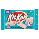 Kit Kat Birthday Cake . Questa creazione paradisiaca combina l'iconico wafer Kit Kat con la torta di compleanno. Assapora questa edizione limitata di wafer ricoperto di cioccolato bianco e zuccherini colorati. Cosa potrebbe esserci di meglio?