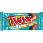 Un must per i fan di Twix: Twix Salted Caramel interpreta l'ultima tendenza dolciaria del momento: il caramello salato. Come l'originale, anche questa barretta Twix è composta da croccanti biscotti, delizioso caramello e delicato cioccolato al latte, ma è anche raffinata con un tocco di sale. I cristalli di sale fini forniscono una leggera croccantezza e creano un ottimo contrasto con il dolce caramello. Semplicemente incredibilmente delizioso. L'edizione limitata è disponibile solo per un breve periodo, quindi prendila subito!