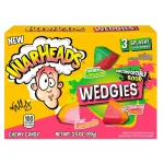 Warheads Wedgies scatola da 99 gr:  l'esperienza più dolce che tu abbia mai avuto con un Wedgie. E' fruttato all'interno e spiacevolmente acido all'esterno. Scegline uno con discrezione tra queste 3 nuove combinazioni di sapori,  limonata rosa, punch all'anguria, limonata alla ciliegia.
