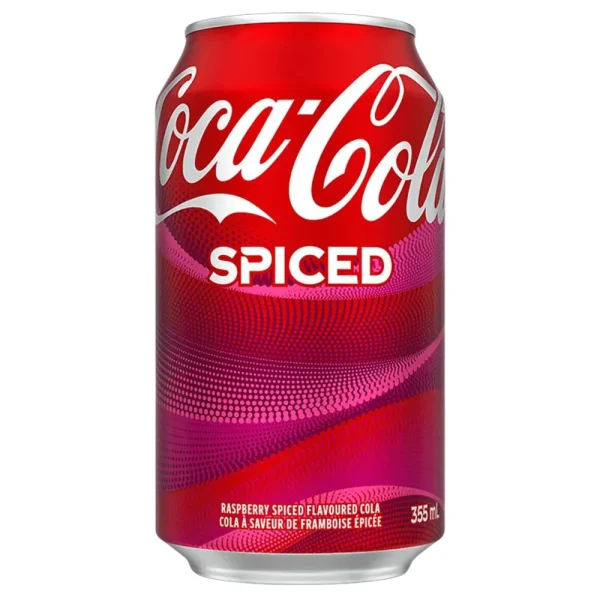 Coca Cola Spiced Coca Cola Spiced Al Lampone Spezziato 355 ml. È Coca Cola, solo speziata. Coca Cola Spiced trasforma il familiare in straordinario. Unendo il gusto iconico di Coca Cola con un'esplosione di note rinfrescanti di lampone e sapori speziati, Coca Cola Spiced offre un'esperienza di gusto edificante diversa da qualsiasi altra. Prova la nuova Coca Cola Spiced.