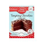Betty Crocker Tempting Chocolate Cake Mix.Umida e favolosamente soffice, questa deliziosa torta al cioccolato è facile e veloce da preparare e sarà una delizia garantita. Dovrai aggiungere 125 ml di olio vegetale, 230 ml di acqua, 3 uova medie di galline allevate a terra e decorarle con 1 vaschetta di glassa al cioccolato Betty Crocker.