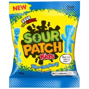 Sour Patch Kids Blue Raspberry sono caramelle gommose morbide dal gusto intenso di lampone blu. Prima super aspre, poi dolci, offrono un’esperienza irresistibile di sapore. Perfette per uno snack goloso o da condividere.