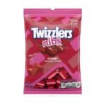 Twizzlers Nibs Cherry : ogni boccone è pieno di sapore. I TWIZZLERS Nibs alla Ciliegia  offrono lo stesso sapore di caramella gommosa TWIZZLERS che ami, ma in una dimensione di boccone. Porta questo generoso pacchetto da 198 grammi  alle serate cinema, agli eventi sportivi e praticamente ovunque sia necessario uno spuntino gommoso!