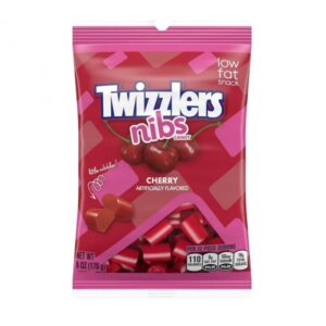 Twizzlers Nibs Cherry : ogni boccone è pieno di sapore. I TWIZZLERS Nibs alla Ciliegia offrono lo stesso sapore di caramella gommosa TWIZZLERS che ami, ma in una dimensione di boccone. Porta questo generoso pacchetto da 198 grammi alle serate cinema, agli eventi sportivi e praticamente ovunque sia necessario uno spuntino gommoso!