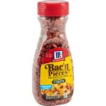 McCormick Bacn Pieces Chips. Croccanti Pezzetti di Bacon confezione da 116g. I pezzetti aromatizzati al bacon sono realizzati con farina di soia dalla consistenza aromatizzata per imitare il sapore e la consistenza croccante dei pezzetti di bacon. Così versatili, sono un ottimo condimento per patate al forno, insalate verdi, piatti di pasta e molto altro. I pezzetti aromatizzati al bacon McCormick Bac'n Pieces conferiscono un delizioso sapore di bacon carnoso a piatti come insalate di pasta e patate, casseruole e zuppe di pesce. Rendi tutti i tuoi cibi da festa pieni di sapore cospargendoli su salse, pizze, tacos, uova alla diavola e bucce di patate. I nostri pezzetti aromatizzati artificialmente al bacon non contengono MSG aggiunto e sono realizzati con farina di soia, il che li rende l'alternativa perfetta senza carne per piatti vegetariani e vegani.