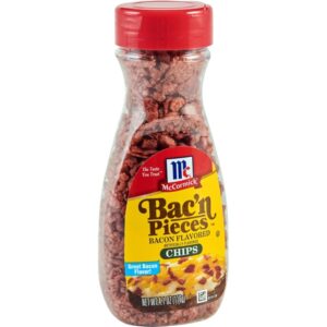 McCormick Bacn Pieces Chips. Croccanti Pezzetti di Bacon confezione da 116g. I pezzetti aromatizzati al bacon sono realizzati con farina di soia dalla consistenza aromatizzata per imitare il sapore e la consistenza croccante dei pezzetti di bacon. Così versatili, sono un ottimo condimento per patate al forno, insalate verdi, piatti di pasta e molto altro. I pezzetti aromatizzati al bacon McCormick Bac'n Pieces conferiscono un delizioso sapore di bacon carnoso a piatti come insalate di pasta e patate, casseruole e zuppe di pesce. Rendi tutti i tuoi cibi da festa pieni di sapore cospargendoli su salse, pizze, tacos, uova alla diavola e bucce di patate. I nostri pezzetti aromatizzati artificialmente al bacon non contengono MSG aggiunto e sono realizzati con farina di soia, il che li rende l'alternativa perfetta senza carne per piatti vegetariani e vegani.