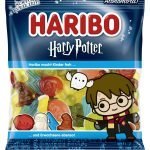 Haribo Harry Potter ti fa scoprire i segreti e i misteri più emozionanti. Vivi un'avventura magica e dolce e personaggi diversi con l'incantevole edizione limitata di caramelle al caramello con vari gusti come mela verde, cola, lecca lecca alla ciliegia, sorbetto al limone e zucchero filato.