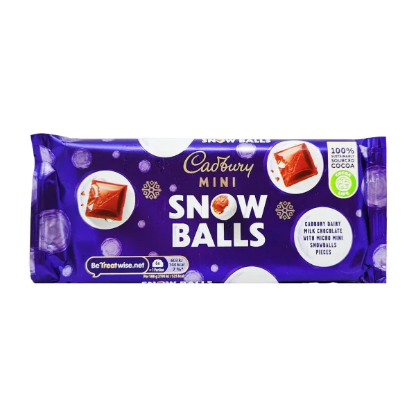 cadbury-mini-snowballs-block-110g Cadbury Mini Snowballs Tablet 110 gr . Concedetevi la delizia festiva delle Cadbury Mini Snow Balls. Una deliziosa miscela di cremoso cioccolato Dairy Milk ripieno di micro mini pezzi di snowball. Le snowball sono deliziosi cioccolatini al latte Cadbury ricoperti da un croccante strato di zucchero glassato . Una testimonianza della dedizione di Cadbury al gusto e alla sostenibilità, con cacao proveniente dal nostro programma Cocoa Life.
