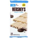 L'unica cosa più grande di questi Hershey’s Cookies N Creme Giant 113 gr saranno i sorrisi sui volti della tua famiglia, dei tuoi amici e dei tuoi colleghi quando regalerai questa caramella ripiena di biscotti! Questa barretta è una rivisitazione unica di un classico con biscotti in ogni boccone.