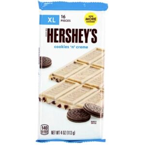 L'unica cosa più grande di questi Hershey’s Cookies N Creme Giant 113 gr saranno i sorrisi sui volti della tua famiglia, dei tuoi amici e dei tuoi colleghi quando regalerai questa caramella ripiena di biscotti! Questa barretta è una rivisitazione unica di un classico con biscotti in ogni boccone.