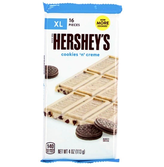 L'unica cosa più grande di questi Hershey’s Cookies N Creme Giant 113 gr saranno i sorrisi sui volti della tua famiglia, dei tuoi amici e dei tuoi colleghi quando regalerai questa caramella ripiena di biscotti! Questa barretta è una rivisitazione unica di un classico con biscotti in ogni boccone.