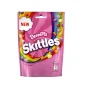 Skittles Desserts da 152 Grammi. Caramelle gommose con guscio croccante in un arcobaleno di deliziosi gusti di dessert. I gusti sono i seguenti:  gelato alla fragola, torta al cioccolato e arancia, crostata ai mirtilli, cheesecake alle ciliegie e torta al limone. Condividi la dolcezza: riempi la tua ciotola di dolci di casa o dell'ufficio con una dolce sorpresa che tutti ameranno. Condividi l'arcobaleno, assapora l'arcobaleno. Non ci sono due arcobaleni uguali. E nemmeno due confezioni di caramelle Skittles. Goditi uno strano mix. Quale gusto di dessert sarà il tuo preferito.