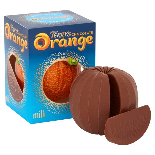 Terry's Chocolate Orange Terry's Chocolate Orange è una delicata combinazione di delizioso cioccolato al latte e vero olio d'arancia. Ma è molto più di un semplice cioccolato con la sua forma diversa che è una pallina d'arancia tagliata a fette. Terry's Chocolate Orange è un'esperienza completa di un sapore molto classico del Regno Unito.
