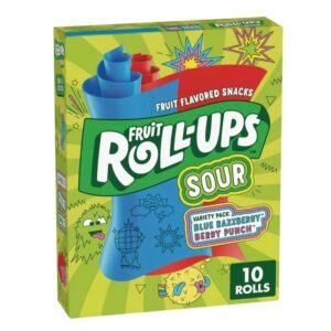 Fruit Roll Ups Sour Blue Rasp Berry Punch 141 gr. Nuovo gusto strepitoso. Confezione assortita di Fruit Roll-Ups con due sensazionali gusti aspri: Blue Razzberry e Berry Punch. Rotola a tuo piacimento con questo snack aspro. Divertente tanto da giocare quanto da divorare. Questa confezione aspra al gusto di Lampone Blu e Punch ai Frutti di Bosco è un invito a srotolare. Giocare. Mangiare. Ogni singolo snack incartato include un assortimento di divertenti e stravaganti tatuaggi sulla lingua da mostrare agli amici. Ogni porzione contiene una buona fonte di vitamina C ed è realizzata senza gelatina.