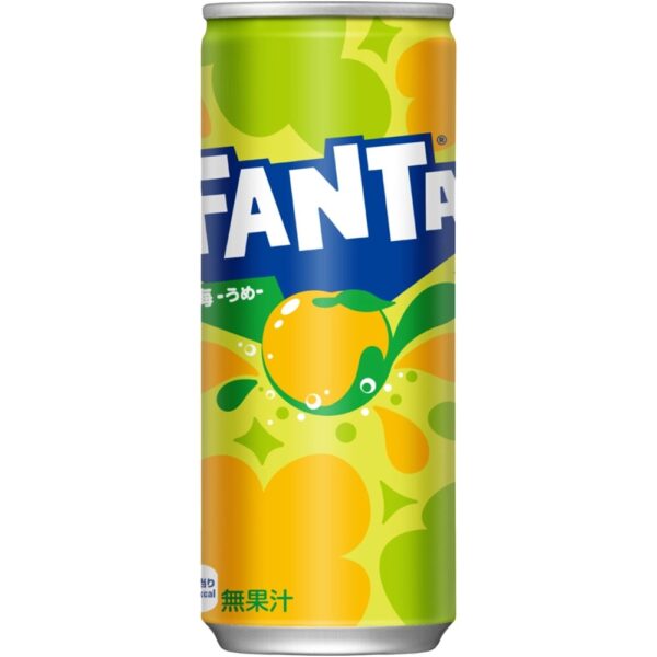 Fanta Plum JPN è una bibita giapponese fruttata dal sapore dolce e aspro di prugna. Prodotta con le famose prugne dorate giapponesi. Una bevanda rinfrescante unica, perfetta per rinfrescarsi quest'estate e da gustare in qualsiasi momento!