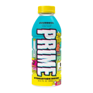 Prime Hydration SourNova. Offre un sapore rinfrescante al gusto agrumi, frutti di bosco, uva e mela. Perfetto per rimanere idratati durante qualsiasi attività. Contiene Elettroliti, sali minerali, vitamine. Non Contiene Caffeina.