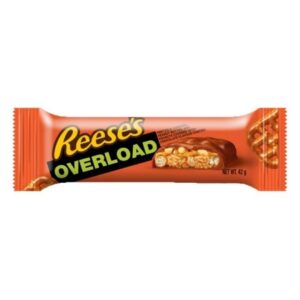 Reese's Overload offre cinque strati di bontà dolce e salata che non ti chiedono compromessi. Pretzel croccanti, burro d'arachidi cremoso, arachidi salate e caramello dolce, il tutto ricoperto da una copertura di cioccolato al latte.