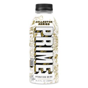 Prime Hydration Collector Series USA. La bevanda idratante Prime Hydration Drink della serie Collector è caratterizzata da una miscela di agrumi, kiwi e lampone, che alcuni fan potrebbero aver già provato se hanno mai avuto a disposizione le collaborazioni Central Cee e Peso Pluma. Questa nuova bottiglia fabbricata negli USA presenta un design unico e un codice QR con cui puoi vincere un premio in denaro. L'offerta è valida per un periodo limitato ed è speciale per quest'estate.