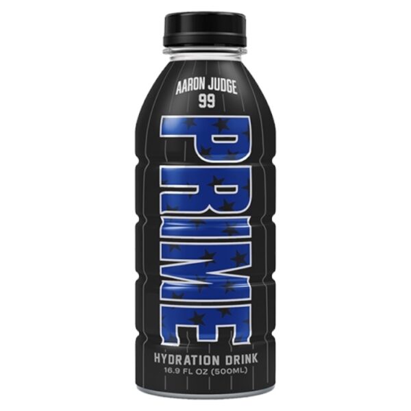 Prime Hydration Aaron Judge V3 500Ml Prime Hydration Aaron Judge V3 500Ml. L'ultima aggiunta alla gamma PRIME Hydration è qui. La bottiglia speciale PRIME Hydration Aaron JUdge è ora disponibile direttamente dagli USA. Questa collaborazione tra il miglior giocatore della MLB di recente - Aaron Judge, Logan Paul e KSI offre ai fan un'esperienza di idratazione unica con un tocco da collezionista. Con zero zuccheri aggiunti, acqua di cocco al 10%, BCAA, elettroliti e antiossidanti, questa bevanda è progettata per fornire idratazione e refrigerio ottimali. La bottiglia Aaron Judge in edizione limitata offre non solo una bevanda funzionale ma anche un ricordo. Prime Hydration Aaron Judge 500Ml è al gusto arancia e crema, senza zuccheri aggiunti. Non contiene caffeina. Bottiglia Creata Negli USA.