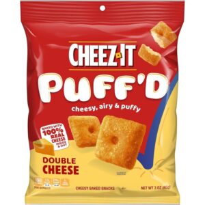 Cheez-It PuffeD. Gusta il divertimento di quadratini soffici e ariosi, delle dimensioni di un boccone, cotti con formaggio 100% vero dentro e fuori. Doppio formaggio significa doppio sapore e doppio divertimento. Questo snack appaga i tuoi sensi con una croccantezza irresistibile seguita da una consistenza che si scioglie in bocca. Cotti con formaggio 100% vero dentro ogni cracker soffice per il massimo del gusto. tieni Cheez-It Puff'd nella dispensa di casa per una sferzata di energia pomeridiana o per uno spuntino dopo la scuola. Made in the USA
