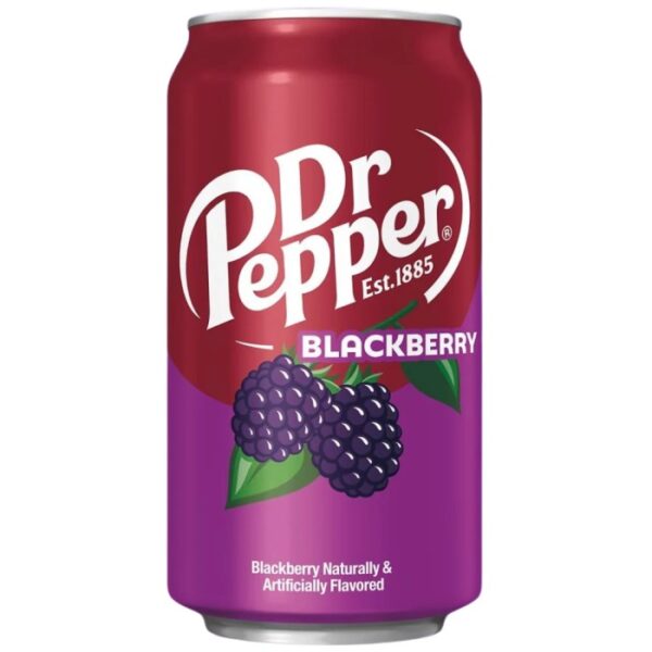 Dr Pepper Blackberry Limited Edition 355 ml. Dr Pepper Blackberry (Mora) suona bene quanto il suo sapore, e il suo sapore è buono quanto il suo suono. Questo gusto audace e unico ti lascerà curioso e soddisfatto. Il gusto di mora si abbina ai 23 gusti distintivi di Dr Pepper per un'esperienza di bevanda analcolica unica. È facile godersi la fuga sull'isola senza sensi di colpa. Ogni lattina contiene un elisir dorato che ti trasporta fin dal momento in cui tocca la lingua.  Dr Pepper Blackberry è la compagna perfetta per l'estate 2025.