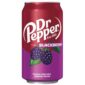 Dr Pepper Blackberry Limited Edition 355 ml. Dr Pepper Blackberry (Mora) suona bene quanto il suo sapore, e il suo sapore è buono quanto il suo suono. Questo gusto audace e unico ti lascerà curioso e soddisfatto. Il gusto di mora si abbina ai 23 gusti distintivi di Dr Pepper per un'esperienza di bevanda analcolica unica. È facile godersi la fuga sull'isola senza sensi di colpa. Ogni lattina contiene un elisir dorato che ti trasporta fin dal momento in cui tocca la lingua.  Dr Pepper Blackberry è la compagna perfetta per l'estate 2025.