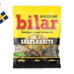 Ahlgrens Cars Liquirizia salata 100 gr. Le macchinine Ahlgrens Saltlakrits sono particolarmente adatte agli amanti della liquirizia. Con la stessa forma e consistenza delle macchinine originali, offrono un fantastico sapore di liquirizia. Le macchinine sono state verniciate con una superficie trattata con zucchero e sale per un'esperienza di gusto ancora migliore. Le macchinine Ahlgrens sono un classico tra i sacchetti di caramelle. Se avete l'auto più venduta in Svezia, ce l'avete!