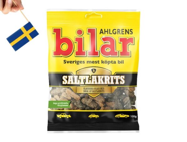 Ahlgrens Cars Liquirizia salata 100 gr. Le macchinine Ahlgrens Saltlakrits sono particolarmente adatte agli amanti della liquirizia. Con la stessa forma e consistenza delle macchinine originali, offrono un fantastico sapore di liquirizia. Le macchinine sono state verniciate con una superficie trattata con zucchero e sale per un'esperienza di gusto ancora migliore. Le macchinine Ahlgrens sono un classico tra i sacchetti di caramelle. Se avete l'auto più venduta in Svezia, ce l'avete!