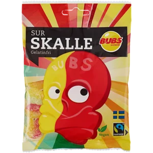 BUBS Sur Skalle è l'iconica caramella svedese a forma di teschio che unisce un gusto fruttato a un tocco acidulo. Queste caramelle completamente vegane e senza gelatina sono la scelta perfetta per chi ama i sapori intensi e aspri. Lo zucchero utilizzato è certificato Fairtrade: concedetevi un piacere con la coscienza pulita!