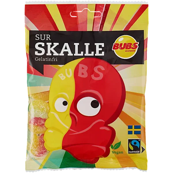 BUBS Sur Skalle è l'iconica caramella svedese a forma di teschio che unisce un gusto fruttato a un tocco acidulo. Queste caramelle completamente vegane e senza gelatina sono la scelta perfetta per chi ama i sapori intensi e aspri. Lo zucchero utilizzato è certificato Fairtrade: concedetevi un piacere con la coscienza pulita!