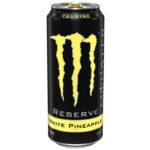 Tutta la carica di Monster in questa bevanda dal gusto dolce e aspro dell’ananas. Lattina UK  da 500ml con logo Monster e simbolo del pound sulla sinistra della M. Scopri Monster Energy Reserve White Pineapple! Ultime lattine con difetti, fuori produzione. BBD 2024 non adatta al consumo umano. SOLO PER COLLEZIONISTI