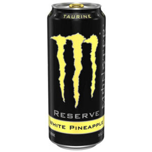 Tutta la carica di Monster in questa bevanda dal gusto dolce e aspro dell’ananas. Lattina UK  da 500ml con logo Monster e simbolo del pound sulla sinistra della M. Scopri Monster Energy Reserve White Pineapple! Ultime lattine con difetti, fuori produzione. BBD 2024 non adatta al consumo umano. SOLO PER COLLEZIONISTI