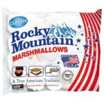 Rocky Mountain Marshmallows Classic 150 gr. sono dei cilindri composti con zucchero, forma evoluta di un dolce ricavato in origine dalla pianta Althaea officinalis, consumati principalmente negli Stati Uniti. Sono di solito di colore bianco e morbidi al tatto. Possono essere preparati in più modi: riscaldati su una brace, sciolti a crema fra due biscotti o fette di pane bianco, mangiati “freddi” come si presentano in confezione. La proposta Rocky Mountain qui a fianco è nella versione Classic. Una ricetta semplice ma originale, che si sposa alla grande con la marshmallow american tradition. Tanto morbidi che, si sciolgono in bocca: dimentica per un attimo tutti i marshmallow che hai provato in Italia. Questi sono tutt’altra storia, dal profumo al sapore passando per la consistenza. Finalmente capirai perché gli americani impazziscono per queste “caramelle”!