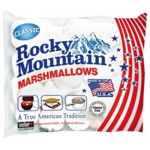 Rocky Mountain Marshmallows Classic 150 gr. sono dei cilindri composti con zucchero, forma evoluta di un dolce ricavato in origine dalla pianta Althaea officinalis, consumati principalmente negli Stati Uniti. Sono di solito di colore bianco e morbidi al tatto. Possono essere preparati in più modi: riscaldati su una brace, sciolti a crema fra due biscotti o fette di pane bianco, mangiati “freddi” come si presentano in confezione. La proposta Rocky Mountain qui a fianco è nella versione Classic. Una ricetta semplice ma originale, che si sposa alla grande con la marshmallow american tradition. Tanto morbidi che, si sciolgono in bocca: dimentica per un attimo tutti i marshmallow che hai provato in Italia. Questi sono tutt’altra storia, dal profumo al sapore passando per la consistenza. Finalmente capirai perché gli americani impazziscono per queste “caramelle”!