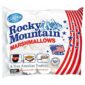 Rocky Mountain Marshmallows Classic 150 gr. sono dei cilindri composti con zucchero, forma evoluta di un dolce ricavato in origine dalla pianta Althaea officinalis, consumati principalmente negli Stati Uniti. Sono di solito di colore bianco e morbidi al tatto. Possono essere preparati in più modi: riscaldati su una brace, sciolti a crema fra due biscotti o fette di pane bianco, mangiati “freddi” come si presentano in confezione. La proposta Rocky Mountain qui a fianco è nella versione Classic. Una ricetta semplice ma originale, che si sposa alla grande con la marshmallow american tradition. Tanto morbidi che, si sciolgono in bocca: dimentica per un attimo tutti i marshmallow che hai provato in Italia. Questi sono tutt’altra storia, dal profumo al sapore passando per la consistenza. Finalmente capirai perché gli americani impazziscono per queste “caramelle”!