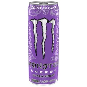 Monster Energy Ultra Violet(TAB Black) - JPN 355 ml. L’energy drink più conosciuto al mondo ci propone questa volta una sfiziosa ricetta al gusto uva. Come per tutte le Monster, questa bibita ha un un elevato contenuto di caffeina e taurina per darti la carica di cui hai bisogno, ma questa volta senza zuccheri e senza calorie. Lattina americana logo Monster su linguetta colorata. Che aspetti a provarla? Scende giù che è una meraviglia!