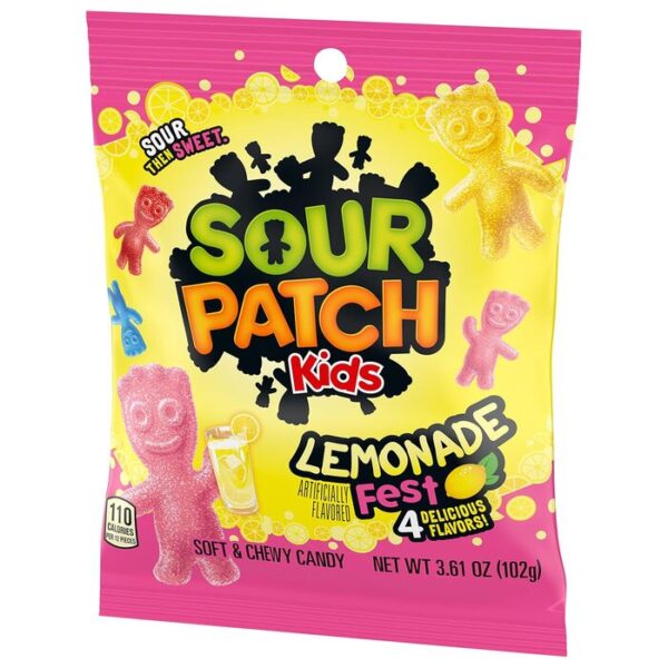 Goditi un tocco aspro con il nuovo Sour Patch Kids Lemonade Fest . Questo pacchetto offre caramelle gommose in una varietà di gusti fruttati come Limonata alla Fragola, Limonata al Lampone Blue, Limonata e Limonata alla Ciliegia. Tutti questi fantastici gusti sono riuniti in un'unica confezione. Perfetti da sgranocchiare o da condividere, sono una delizia agrodolce che piace a tutti!