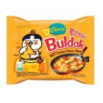 I Buldak Cheese Hot Chicken Flavour Noodle sono la scelta perfetta per chi cerca un piatto veloce e gustoso. Basta cuocerli per pochi minuti per un pasto completo e appagante. La confezione contiene tutto il necessario per preparare questi noodles cremosi e piccanti, perfetti per un pranzo veloce o una cena informale.