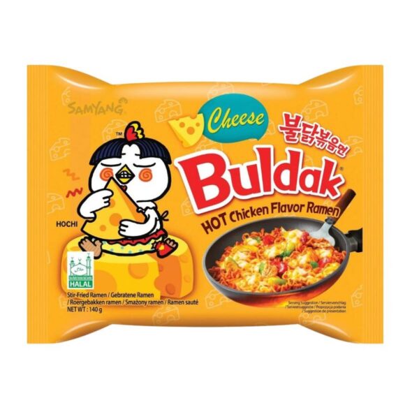 I Buldak Cheese Hot Chicken Flavour Noodle sono la scelta perfetta per chi cerca un piatto veloce e gustoso. Basta cuocerli per pochi minuti per un pasto completo e appagante. La confezione contiene tutto il necessario per preparare questi noodles cremosi e piccanti, perfetti per un pranzo veloce o una cena informale.
