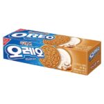 Oreo Cinnamon Bun! Questi biscotti in edizione speciale presentano la classica croccantezza Oreo con un ripieno cremoso al gusto di cinnamon bun. Ogni morso regala il sapore caldo e confortante di una fresca cinnamon bun in un divertente biscotto. Perfetti con il latte, come spuntino o da condividere con gli amici, i biscotti Oreo Cinnamon Bun trasformano ogni spuntino in una delizia alla cannella!